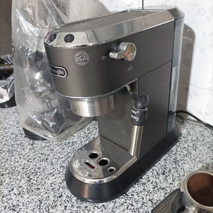 اسپرسو ساز دلونگی مدل EC685 ظرفیت 1.1 لیتر با فیلتر دایمی استوک درحد نو و آک (اصلی )
